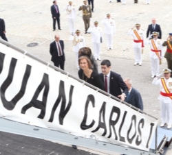 Su Majestad la Reina embarca, por la escala real, a bordo del "Juan Carlos I"